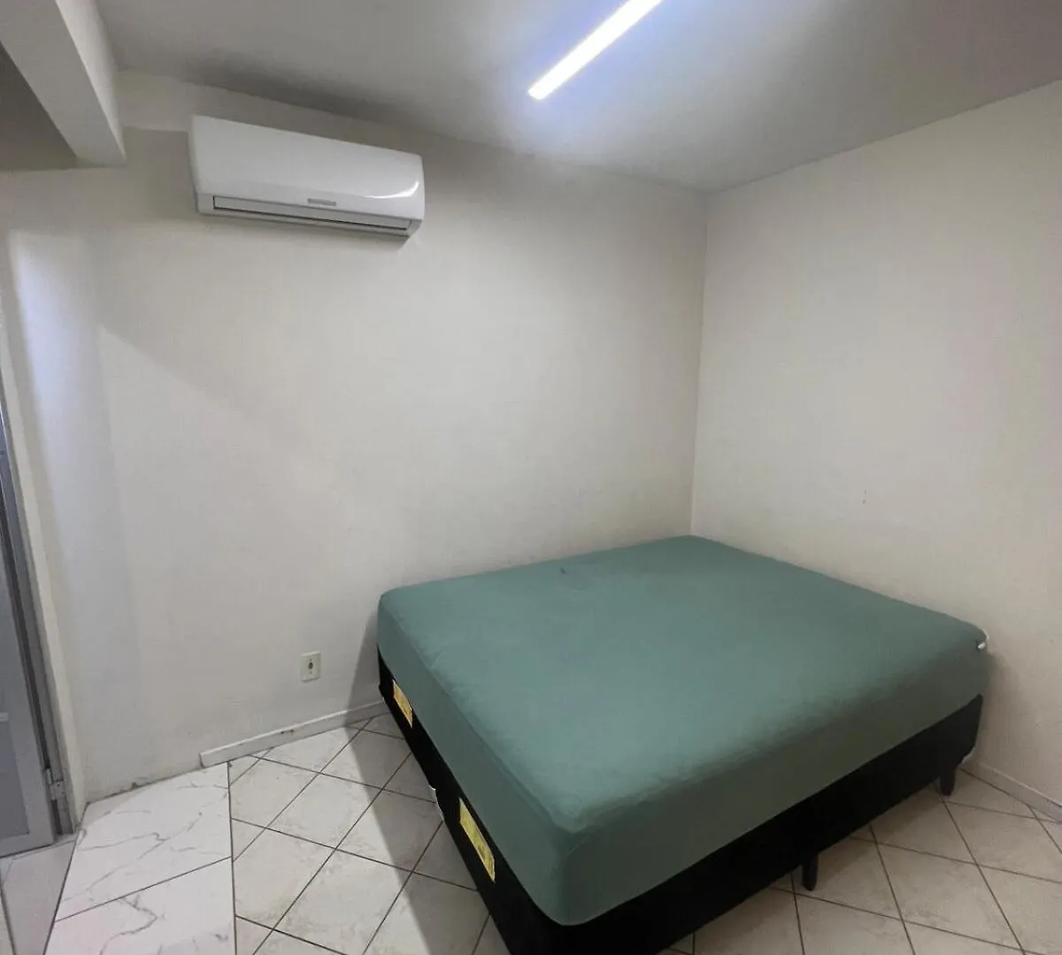 Sobrado Centro De Bombinhas 50 M Do Mar Com 02 Suites 0*,  Brazílie