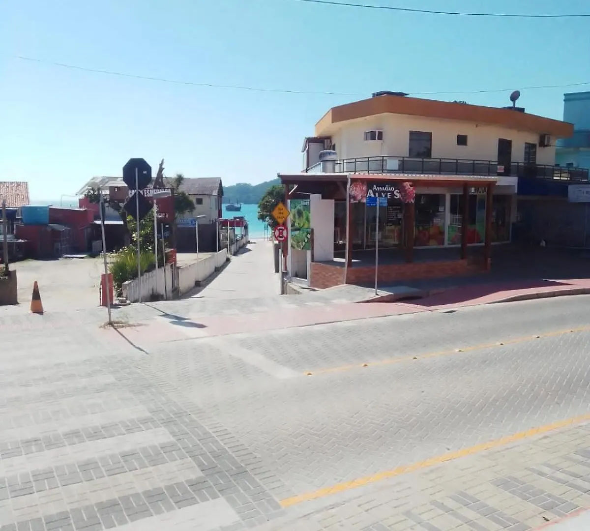 Sobrado Centro De Bombinhas 50 M Do Mar Com 02 Suites